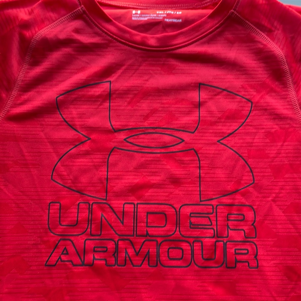 Boys under armour youth xl loose fit heat gear tee